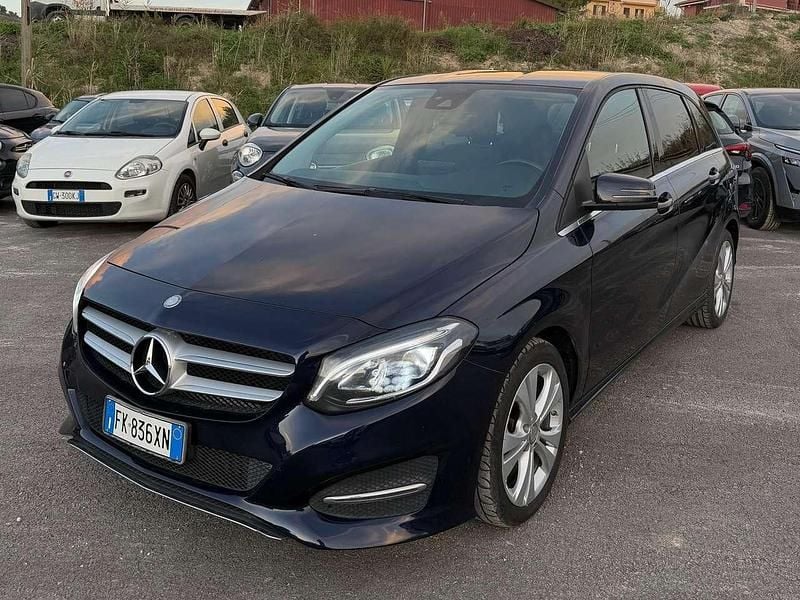 Blu scuro Usata 2017 Mercedes B180 Business Monovolume | 11.500 € (Ottimo prezzo) - Immagine 1/4