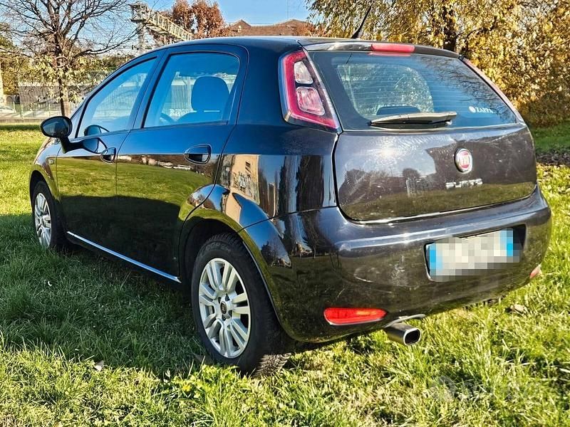 Usata Fiat Punto Lounge 69 CV (50 kW) 2015 Nero Berlina
