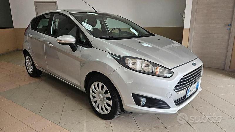 Usata Ford Fiesta 75 CV (55 kW) 2013 Grigio Utilitaria
