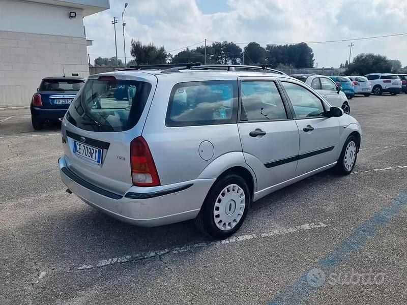 Usata Ford Focus Ambiente 100 CV (73 kW) 2003 Grigio Station wagon