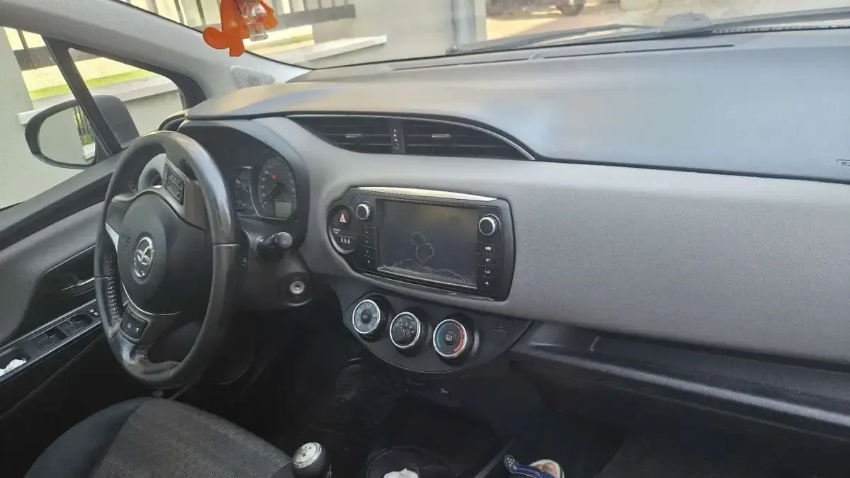 Usata Toyota Yaris Active 69 CV (50 kW) 2016 Grigio Berlina