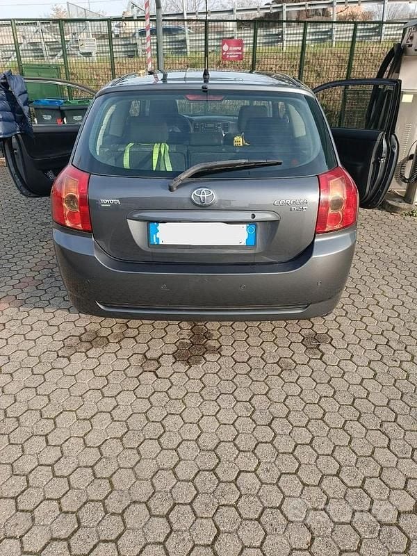 Usata Toyota Corolla 90 CV (66 kW) 2006 Grigio Berlina