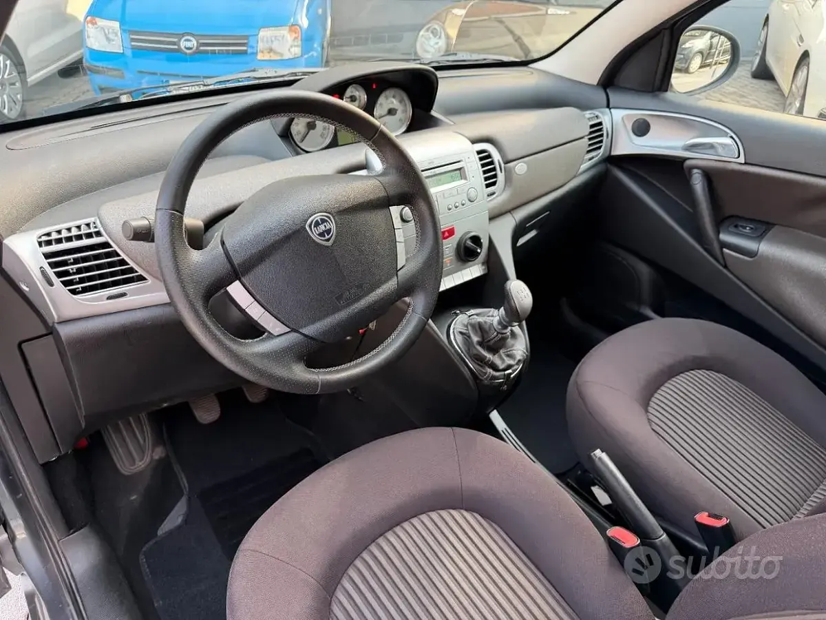 Usata Lancia Ypsilon 69 CV (50 kW) 2011 Grigio Utilitaria