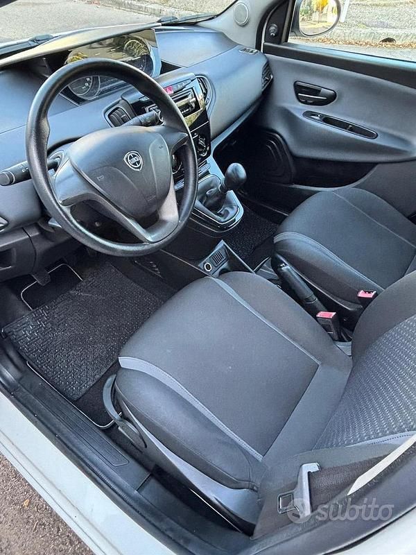 Usata Lancia Ypsilon 69 CV (50 kW) 2016 Bianco Utilitaria