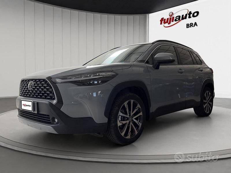 Usata Toyota Corolla Cross Trend 140 CV (102 kW) 2025 Cement grey SUV