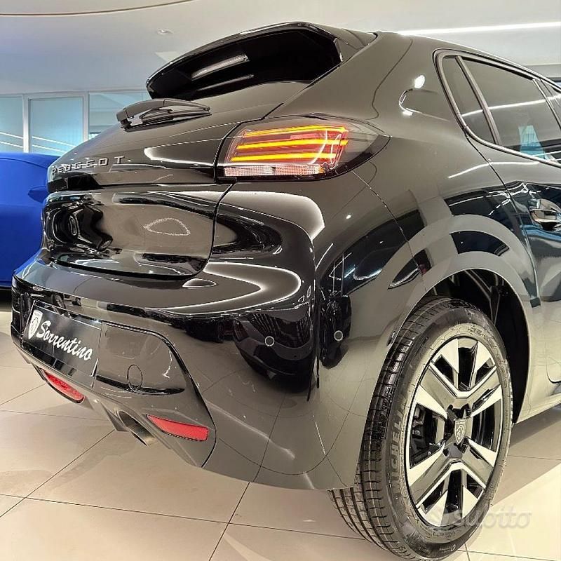 Nuova Peugeot 208 Allure 101 CV (74 kW) 2025 Vari colori Utilitaria