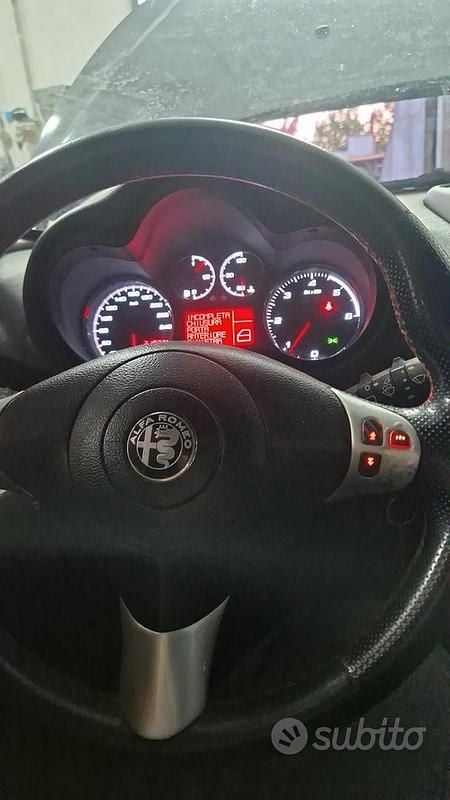 Usata Alfa Romeo 147 310 CV (228 kW) 2007 Nero Utilitaria