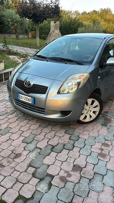 Grigio Usata 2006 Toyota Yaris Due volumi | 2000 € (Ottimo prezzo) - Immagine 1/4