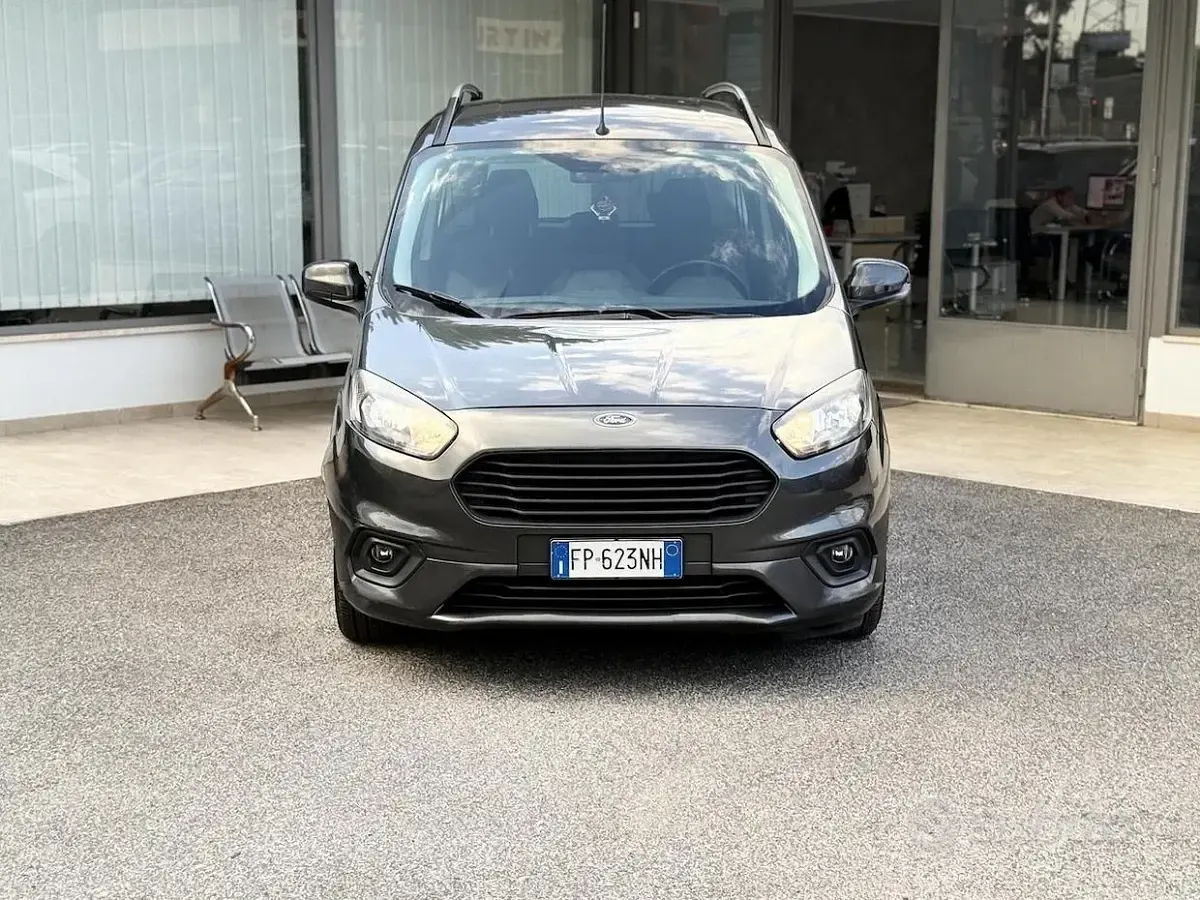 Usata Ford Tourneo Courier 75 CV (55 kW) 2018 Grigio Monovolume