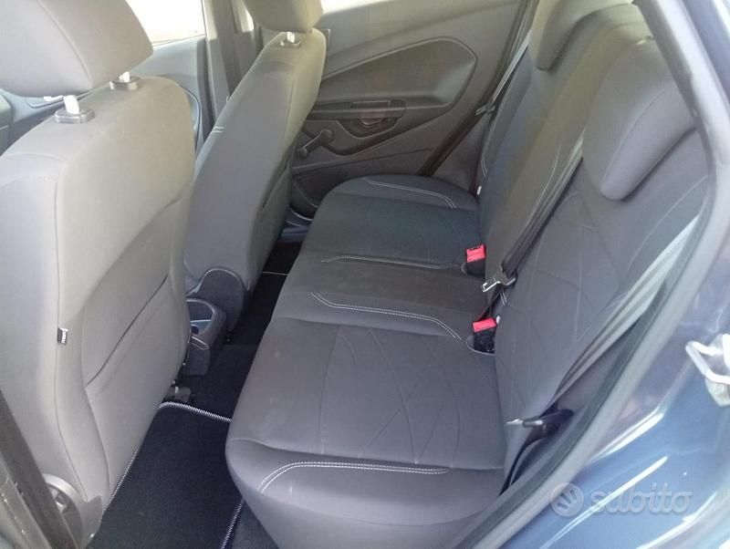 Usata Ford Fiesta 45 CV (33 kW) 2014 Grigio Utilitaria