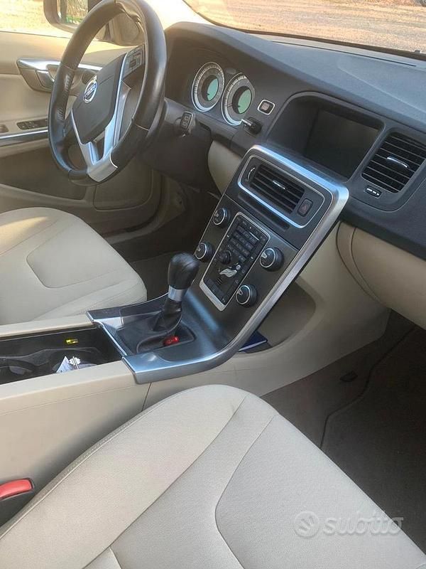 Usata Volvo V60 114 CV (83 kW) 2012 Nero Station wagon