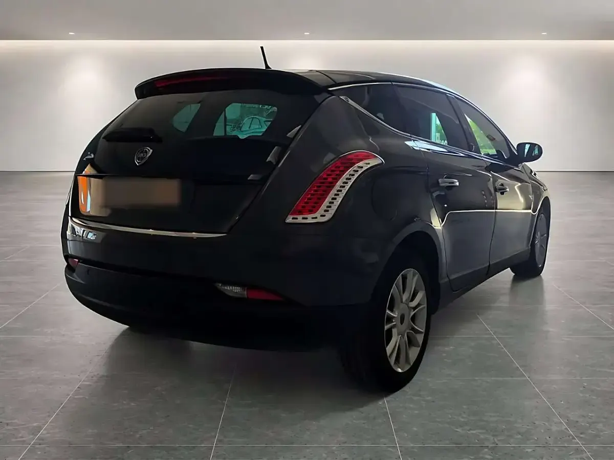 Usata Lancia Delta Gold 120 CV (88 kW) 2013 Grigio Utilitaria