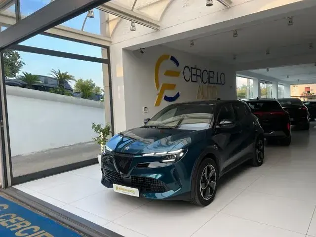 Usata Alfa Romeo Junior 61 kW (84 CV) 2025 Blu metallizzato SUV