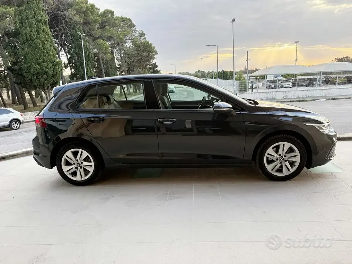 Usata VW Golf VIII Life 150 CV (110 kW) 2022 Grigio Berlina