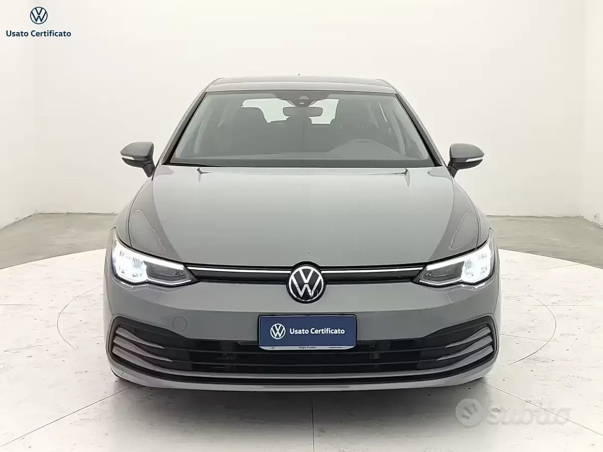 Usata VW Golf VIII Life 131 CV (96 kW) 2023 Grigio Berlina