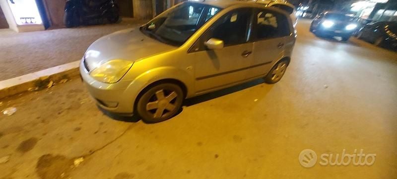 Usata Ford Fiesta 68 CV (50 kW) 2004 Grigio Utilitaria