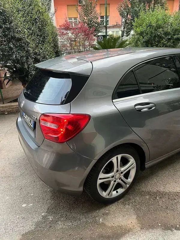 Usata Mercedes A180 109 CV (80 kW) 2014 Grigio Utilitaria