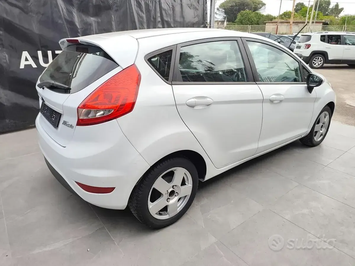 Usata Ford Fiesta Titanium 68 CV (50 kW) 2011 Bianco Berlina