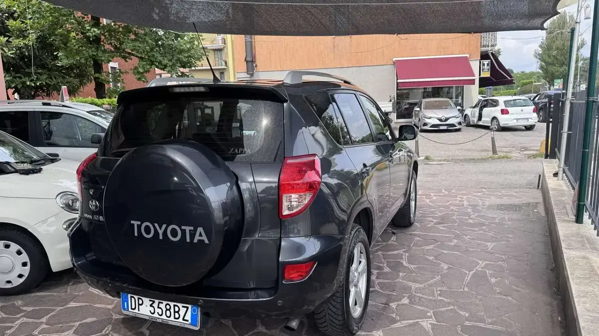 Usata Toyota RAV4 Luxury 136 CV (100 kW) 2008 Grigio SUV