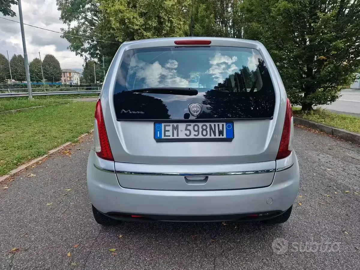 Usata Lancia Musa Gold 95 CV (69 kW) 2012 Grigio Monovolume