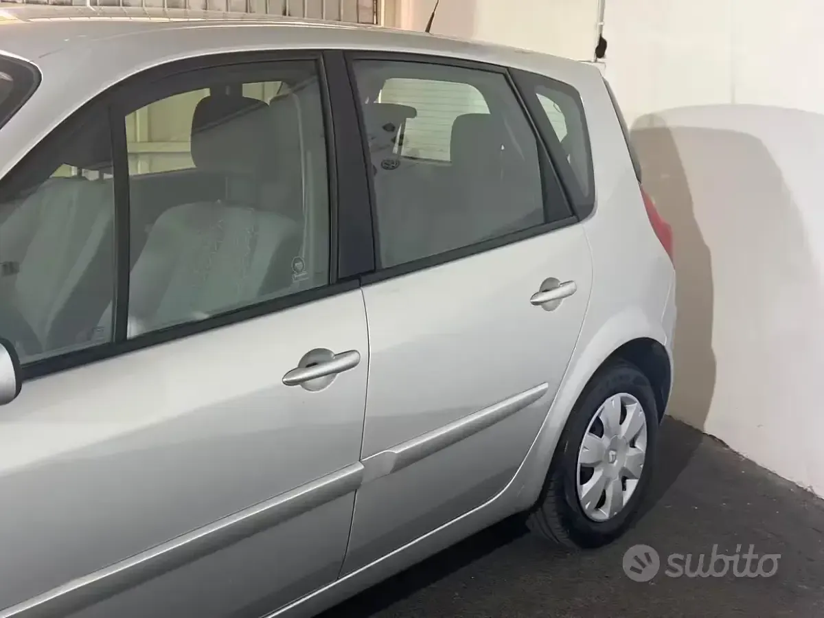 Usata Renault Scénic III 111 CV (81 kW) 2009 Grigio Monovolume