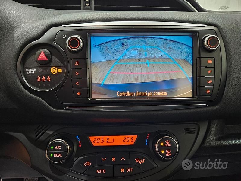 Usata Toyota Yaris Style 90 CV (66 kW) 2014 Grigio Utilitaria