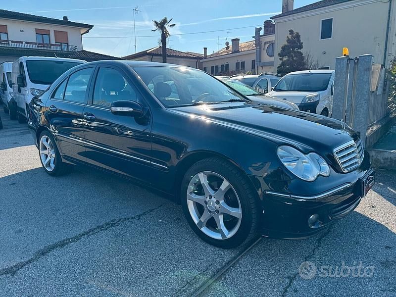 Usata Mercedes C200 Elegance 122 CV (89 kW) 2007 Blu Berlina