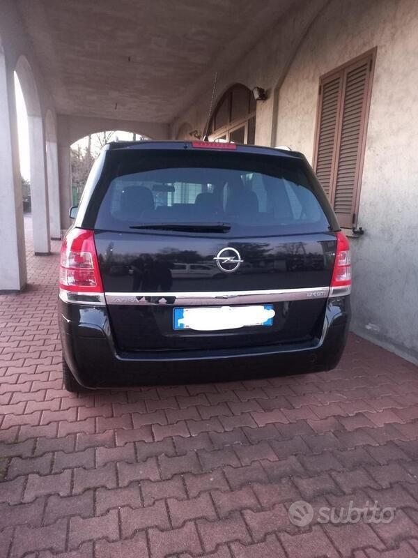 Usata Opel Zafira 110 CV (80 kW) 2013 Nero Monovolume