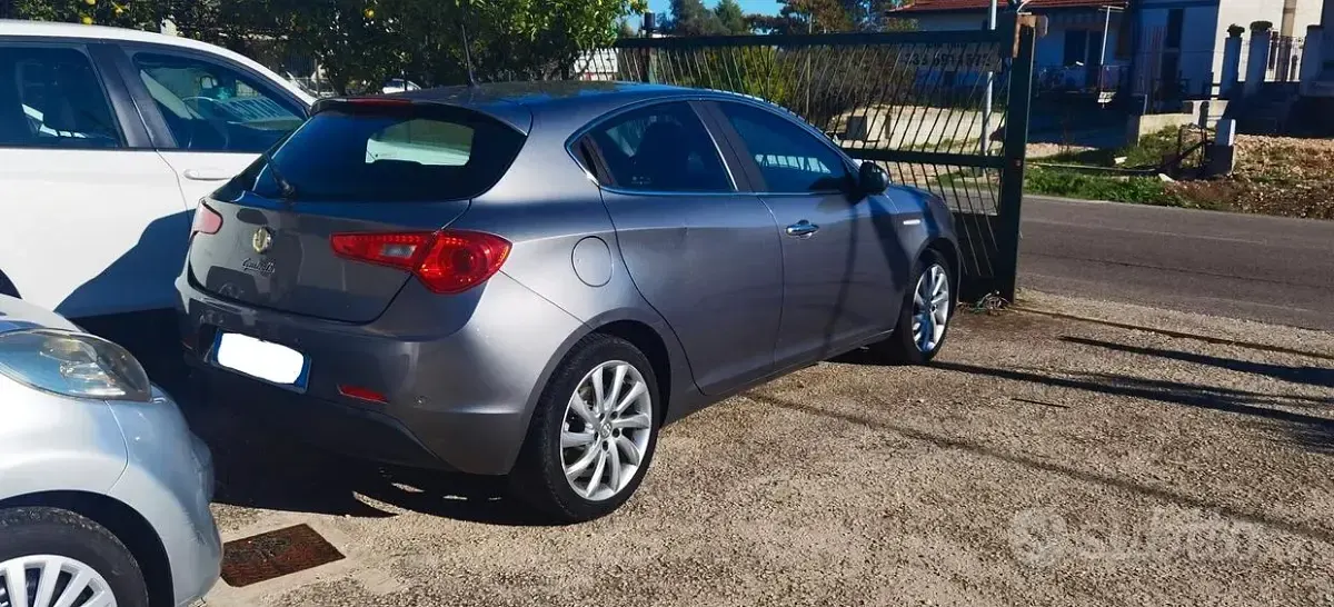 Usata Alfa Romeo Giulietta Exclusive 105 CV (77 kW) 2014 Grigio Utilitaria