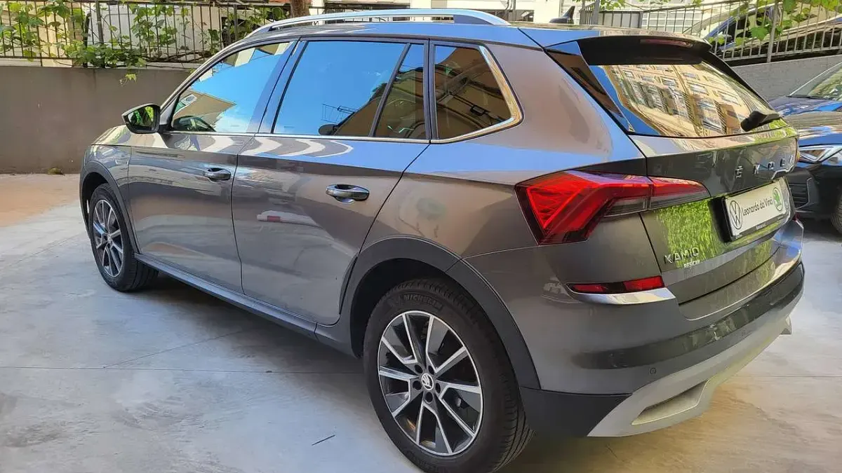 Usata Skoda Kamiq ScoutLine 110 CV (80 kW) 2023 Grigio graphite metal SUV