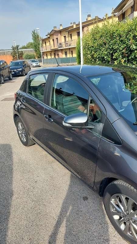 Usata Toyota Yaris Cool 69 CV (50 kW) 2016 Grigio Berlina