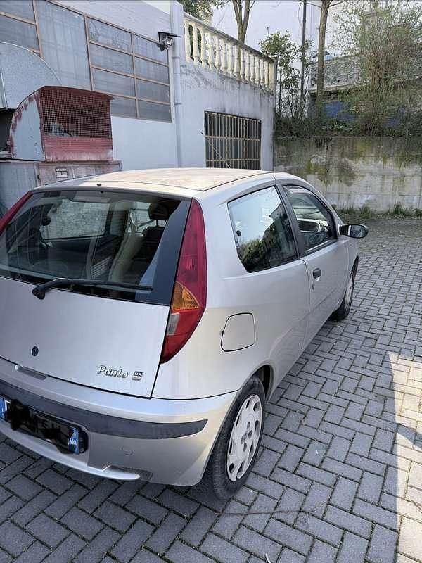Usata Fiat Punto 60 CV (44 kW) 2000 Utilitaria