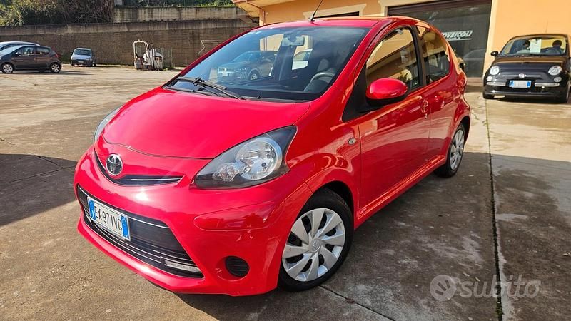 Rosso Usata 2015 Toyota Aygo Cool Utilitaria | 5490 € (Super prezzo) - Immagine 1/4