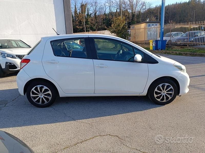 Usata Toyota Yaris 69 CV (50 kW) 2013 Utilitaria