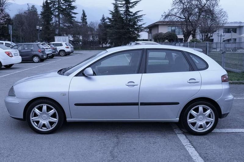 Usata Seat Ibiza 69 CV (50 kW) 2006 Argento Utilitaria