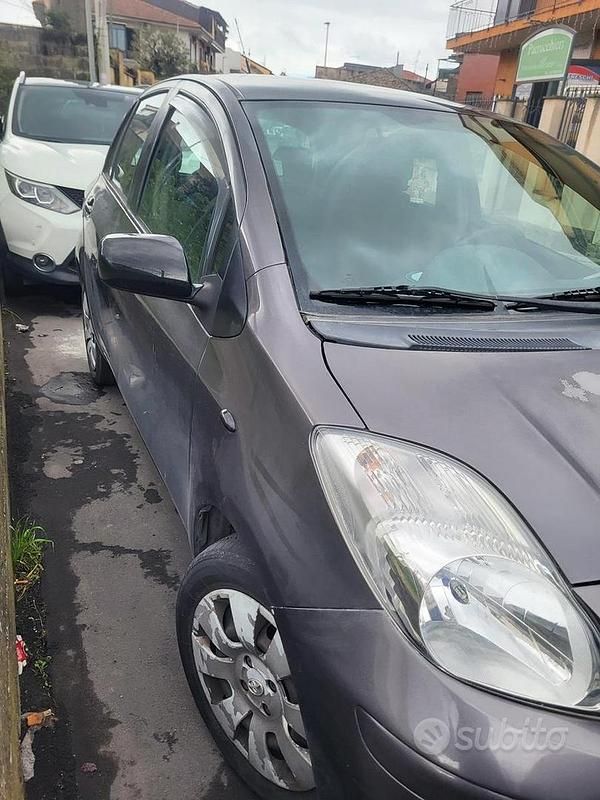 Usata Toyota Yaris 69 CV (50 kW) 2010 Grigio Utilitaria
