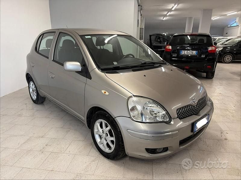 Usata Toyota Yaris Sol 87 CV (63 kW) 2005 Grigio Berlina