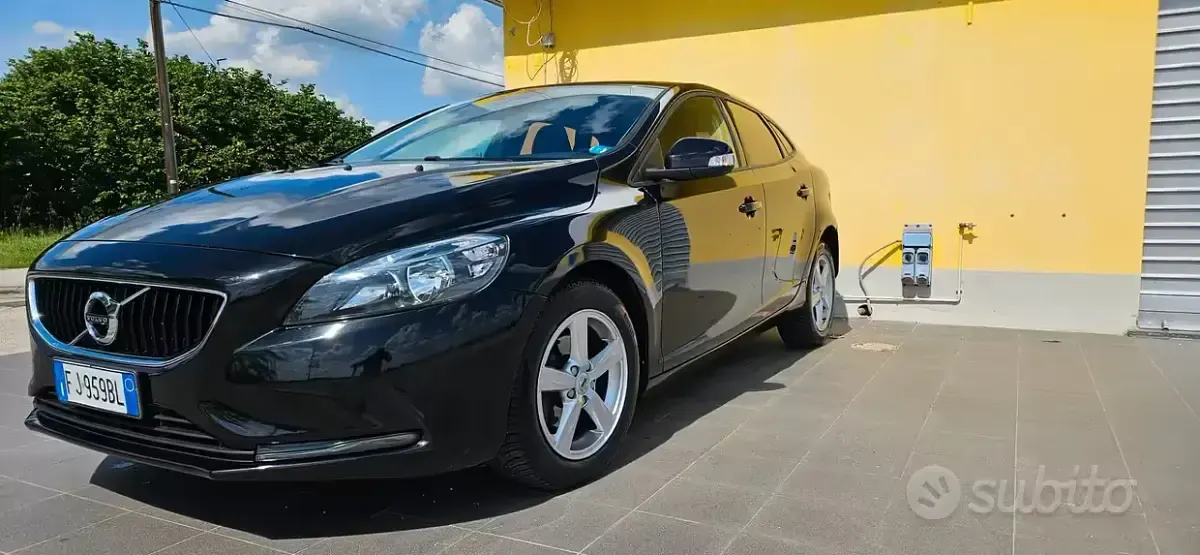 Usata Volvo V40 Business Edition 120 CV (88 kW) 2017 Nero Berlina