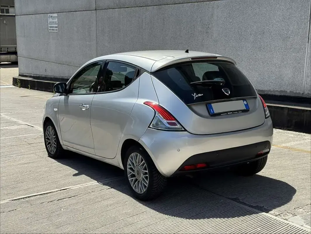Usata Lancia Ypsilon 86 CV (63 kW) 2013 Argento Utilitaria