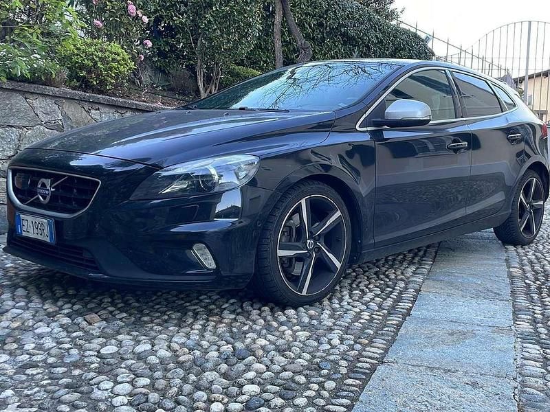 Usata Volvo V40 R-Design Kinetic 190 CV (139 kW) 2015 Nero Berlina