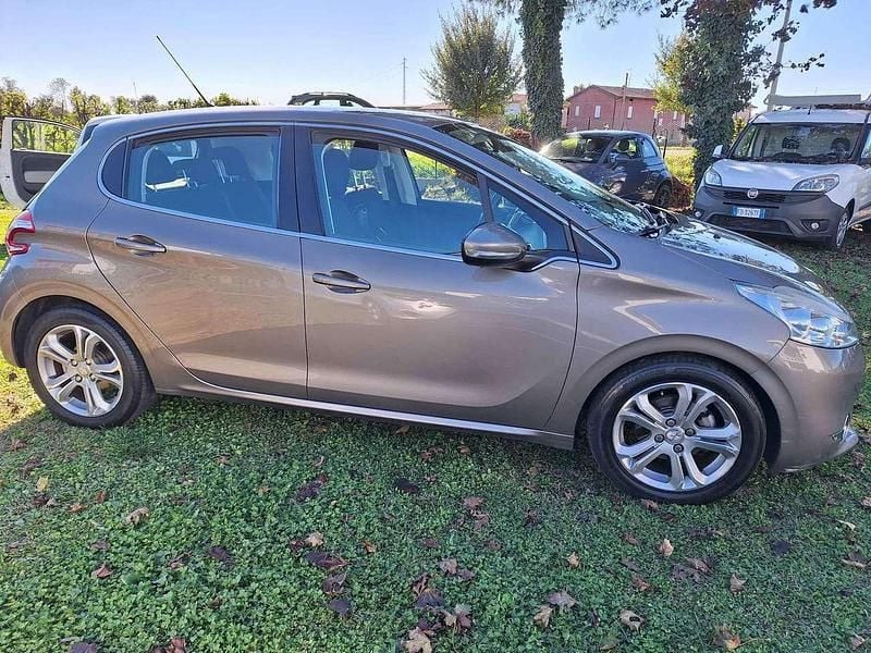 Antracite Usata 2013 Peugeot 208 Access Due volumi | 5700 € (Buon prezzo) - Immagine 1/4