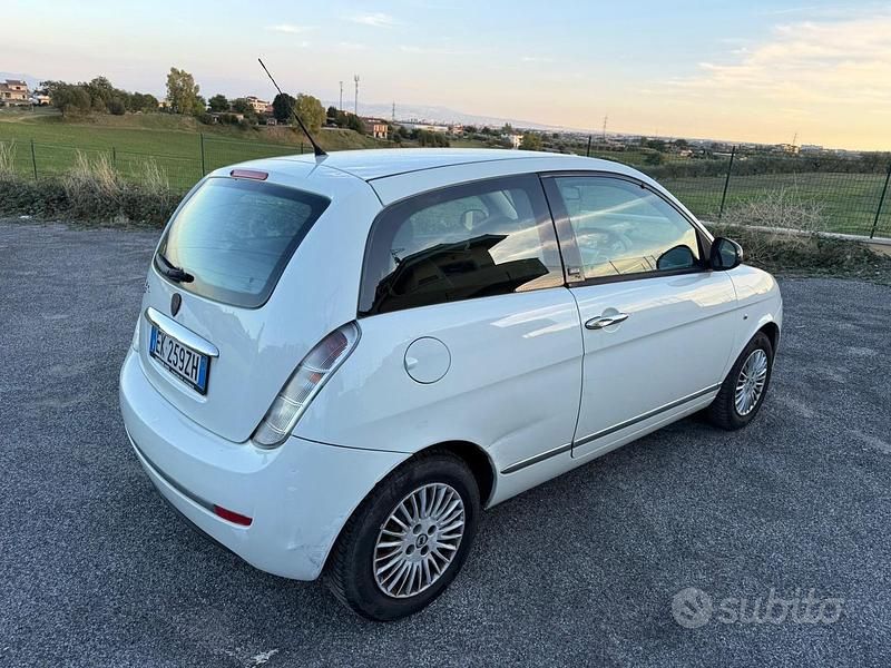 Usata Lancia Ypsilon Silver 69 CV (50 kW) 2012 Bianco Utilitaria