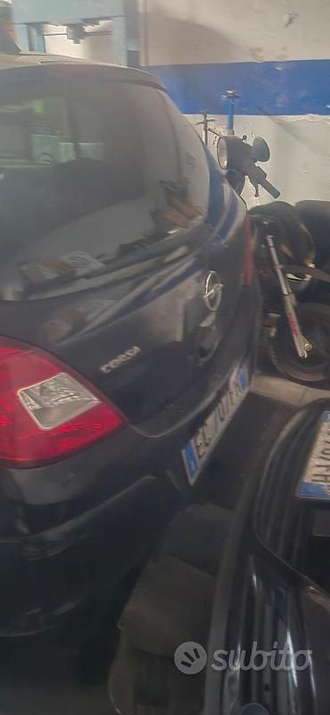 Usata Opel Corsa 65 CV (47 kW) 2011 Nero Utilitaria