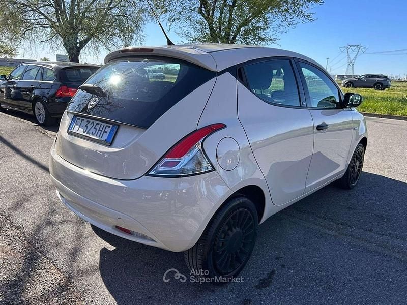 Usata Lancia Ypsilon 69 CV (50 kW) 2018 Crema Utilitaria