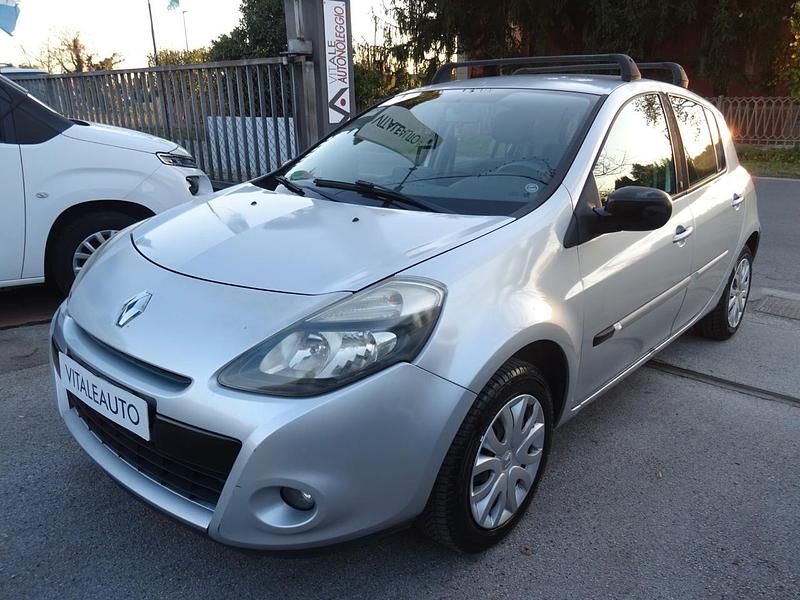 Usata Renault Clio II Dynamique 75 CV (55 kW) 2010 Argento Berlina