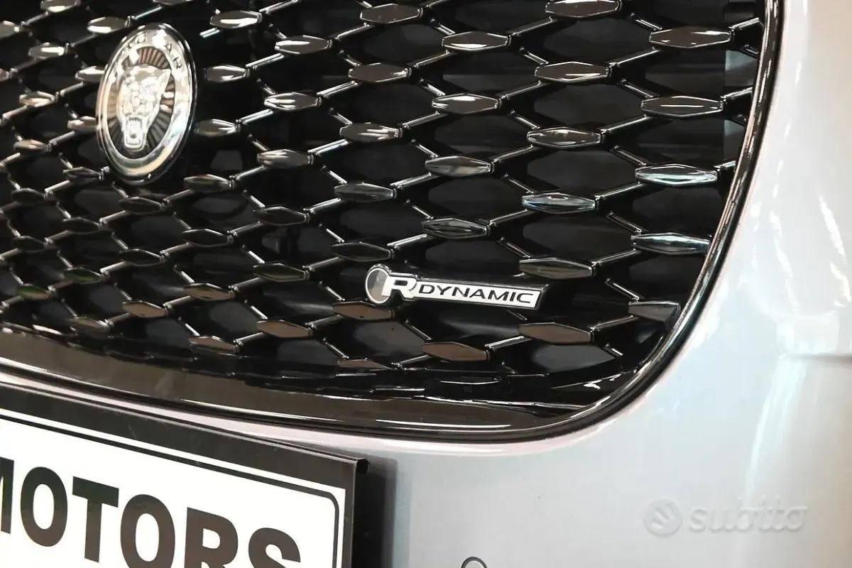 Usata Jaguar E-Pace 160 CV (117 kW) 2023 Grigio SUV