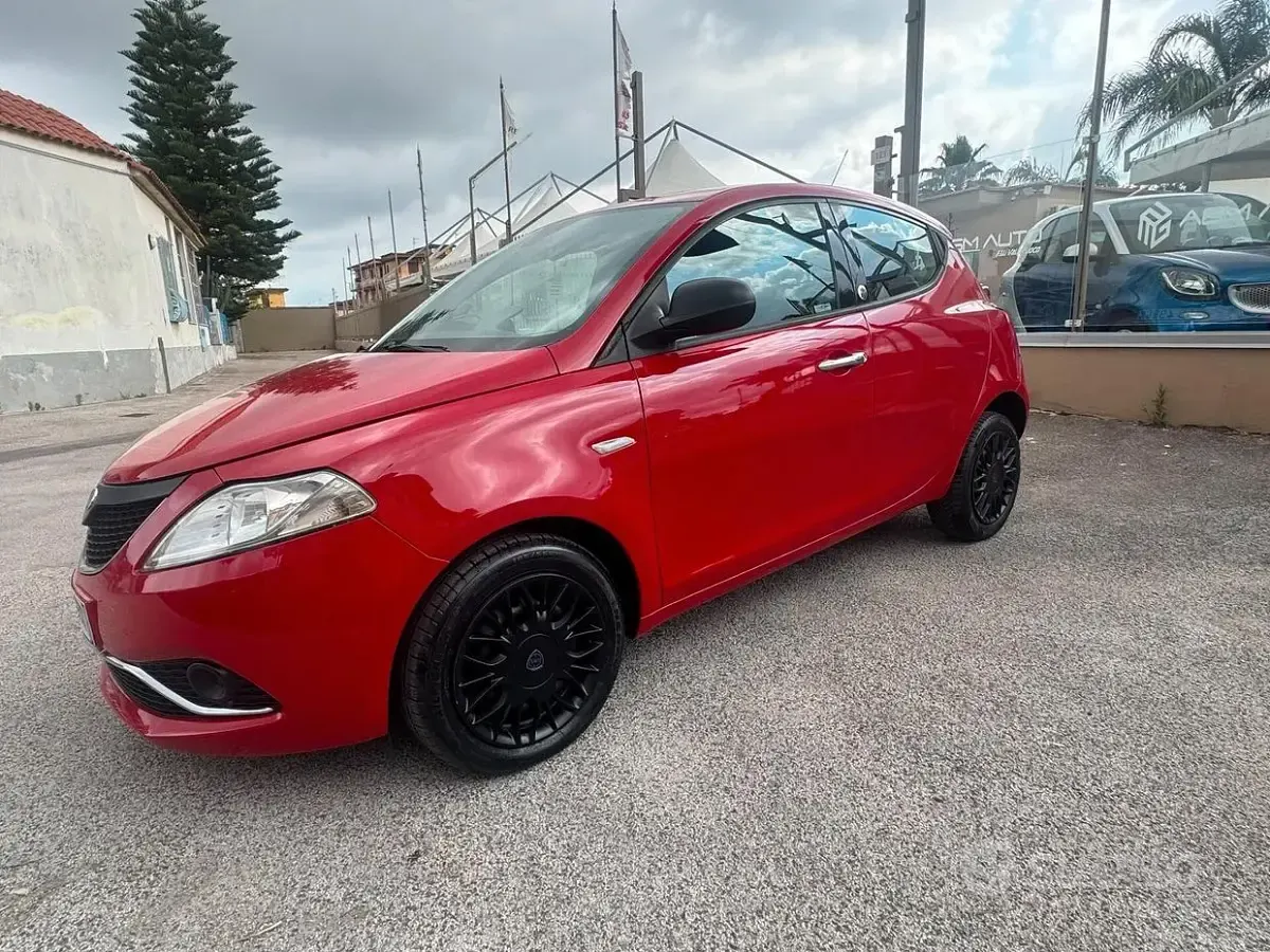 Usata Lancia Ypsilon Gold 69 CV (50 kW) 2016 Rosso Utilitaria