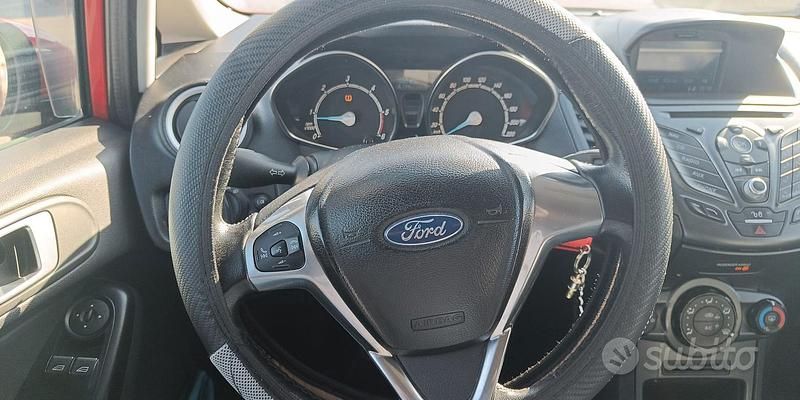 Usata Ford Fiesta Titanium 75 CV (55 kW) 2016 Rosso Utilitaria
