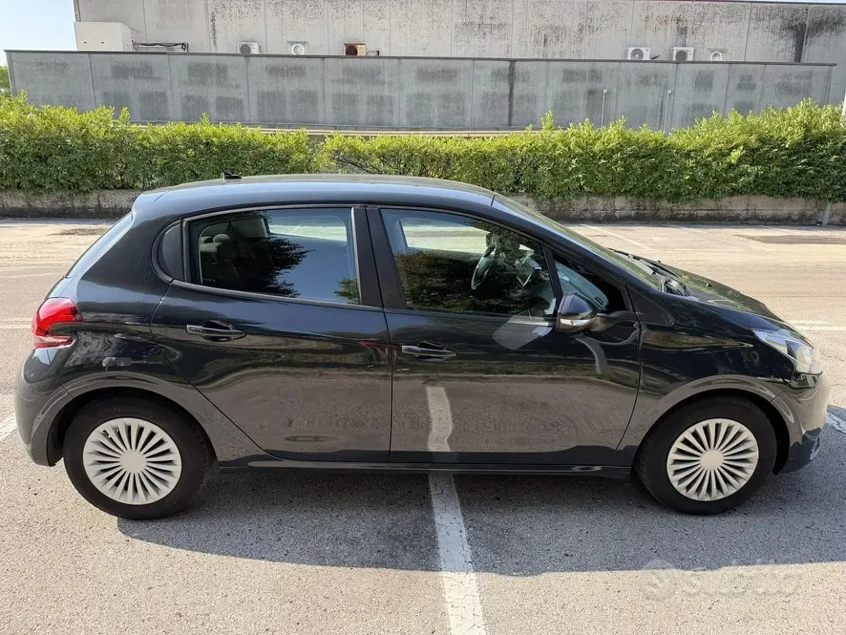 Usata Peugeot 208 68 CV (50 kW) 2019 Bluazzurro Utilitaria
