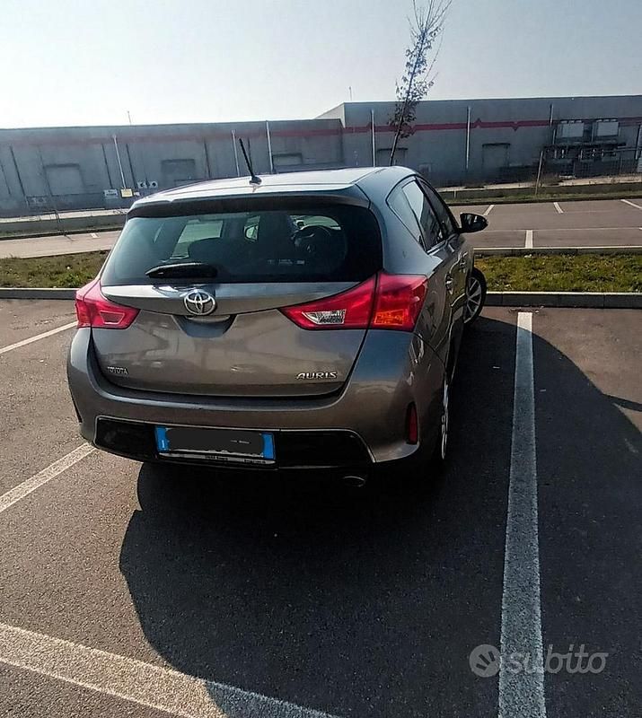 Usata Toyota Auris 2013 Grigio Berlina